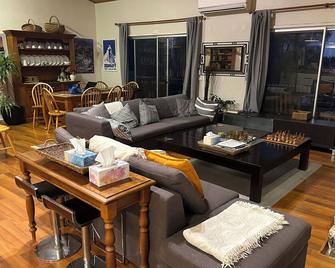 Farmhouse on Top of Varneys Range close to Snowy Mountains & Jindabyne - Berridale - Living room