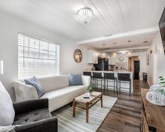 Flip Flop Inn - Delray Beach - Living room
