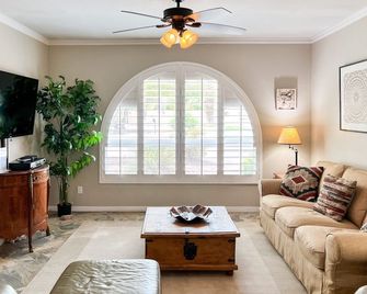 3 Bedroom - Yard Grass Pets North Scottsdale - Desert Oasis - Scottsdale - Wohnzimmer