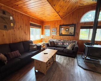 Lakefront Chalet - Eagle's Nest - West Nipissing - Living room