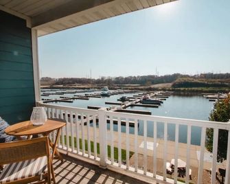 Luxury Waterfront 2 Bedroom Condo by Lake Michigan - Portage - Balkon