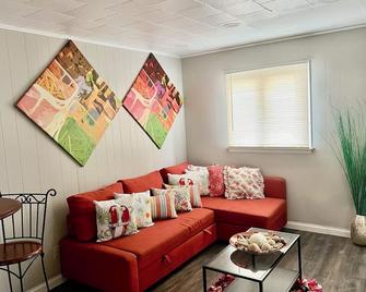 Cozy Buffalo Home-Sleeps 4 - Lackawanna - Living room