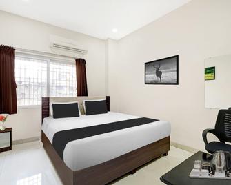 Super Collection O Dabagardens Near Rk Beach - Вишакхапатнам - Спальня