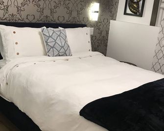 Basement Apt in the heart of Dieppe. Less than 5 minutes to the major amenities. - Dieppe - Habitación