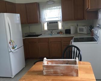 Ranch style, waterfront property! Great for boat watchers. Freighters galore! - Sault Ste. Marie - Kitchen