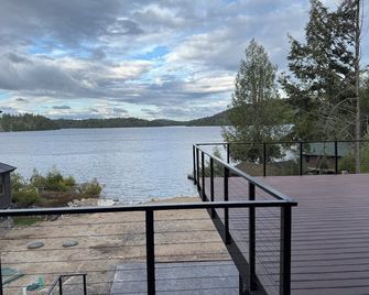 Camp Liluna- Tranquil, new waterfront home with A/C on Upper Saranac - Sleeps 14 - Tupper Lake - Balcony