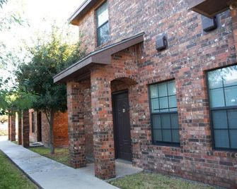 Modern 2 bed 2-bath next to University UTRGV - Edinburg - Building