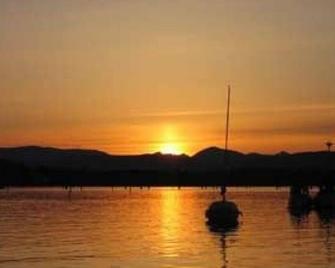 Romantic Getaway Or Restful Retreat, For One Or Two People. - Shawnigan Lake - Outdoors view