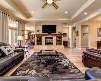 3,000sqft oasis with pool/spa/vegetable garden. Great location!!! - Roseville - Living room