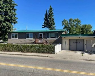 Vintage 2 bedroom close to downtown and river walk - Fairbanks - Building