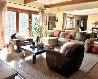 Upscale Catskill Home W/Jacuzzi - Catskill - Living room