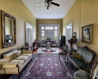 1851 Historic Maple Hill Manor B&B - Springfield - Living room