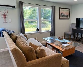 Salty Breeze Cottage - Brunswick - Wohnzimmer