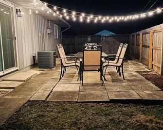 3 bedroom 1.5 bath house. Walkable to BSU and many restaurants, ping pong table - Muncie - Patio