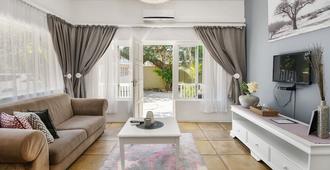 Caza Beach Guesthouse - Durban - Oturma odası