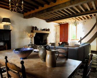 Charming Farmhouse With Private Garden, Terrace & Large Court yard - Neuffontaines - Comedor