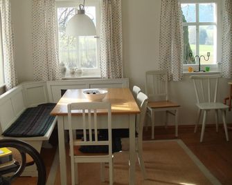 The farmhouse has been renovated from the ground up while preserving old buildings. - Mistelgau - Dining room
