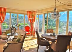 Luxury & Charm - Beautiful Ascona Penthouse Steps to Golfcourse & Beach - Ascona - Dining room