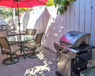 Carlsbad Beach Cottage - 1/2 block to Sandy Beach & near Legoland - Carlsbad - Patio