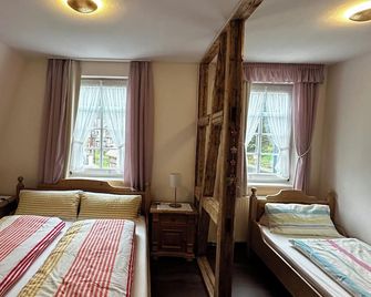 House (former inn) suitable for up to 24 people for summer and winter! - Masserberg - Slaapkamer