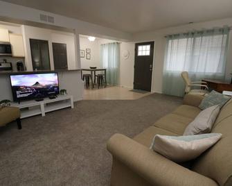 Corporate Short Term Rental In Northwest Indiana - Merrillville - Living room