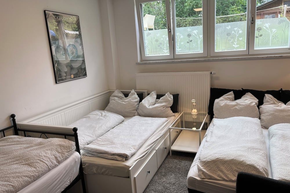 Spacious and quiet 1-bedroom place in Munich. Fully equipped sleeps 7 guests! - Múnich - Habitación