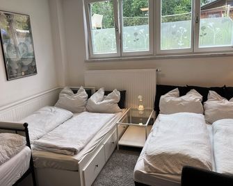 Spacious and quiet 1-bedroom place in Munich. Fully equipped sleeps 7 guests! - Múnich - Habitación
