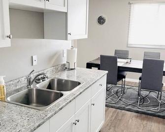 Lovely 2 Bedroom apartment - Камрось - Кухня