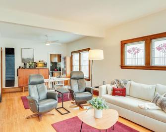 Walk to Shops & Eats: Home w/ Deck in Minneapolis - Minneapólis - Sala de estar