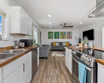 Eternal Leaves - Elegant & Relaxing Umed Home - Anchorage - Kitchen