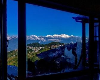 Summit Swiss Heritage Resort & Spa - Darjeeling - Balcón