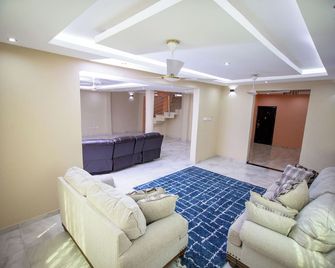 Luxurious and secured villa in Kasoa with free WiFi for a fabulous stay - Kasoa - Sufragerie