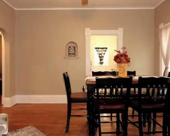 Cozy 2-bedroom house in beautiful Spencer - Spencer - Essbereich