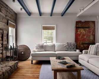 Walk to Old Rag | Hot Tub | Dog-Friendly Farmhouse - Sperryville - Sala de estar