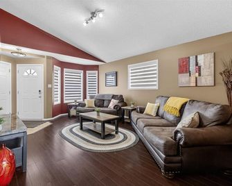 5 Themed Bedrooms 2 Living Rooms King Suite Stony Plain - Stony Plain