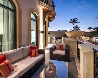 Club Level Suites at Inn On The Fifth - Naples - Balcón