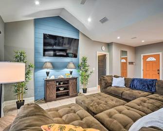 Mexico Beach Retreat w/ Grill & Private Pool! - Mexico Beach - Sala de estar