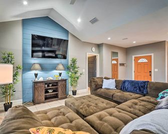 Mexico Beach Retreat w/ Grill & Private Pool! - Mexico Beach - Sala de estar