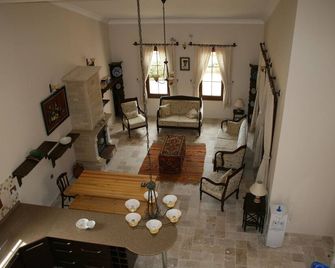 Finca with garden, grill, and terrace - Ula - Pokój dzienny