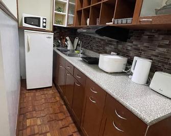 Gorgeous Studio by Greenbelt (WiFi, Netflix & pool) - Makati - Kitchen