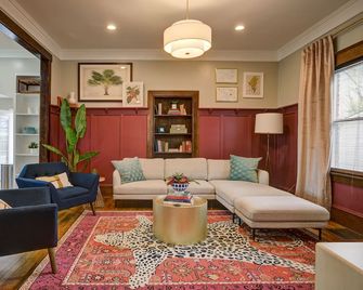 ️Family Friendly Getaway️Small or Large Groups Welcome - Eclectic Design Gem! - Johnson City - Obývací pokoj