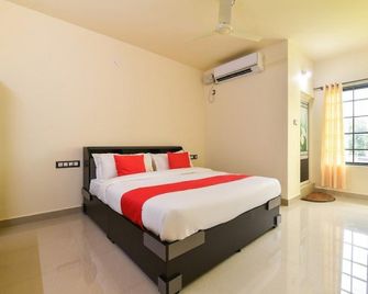 Hotel O Vr Lodge - Adoor - Bedroom