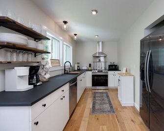 Cozy 3-Bedroom Cottage, Near the Lake - Dickson - Keittiö