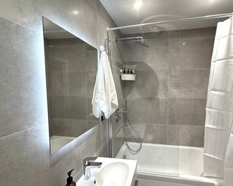 Sale Road Serviced Apartments Near Airport & Trafford Centre - Rostherne