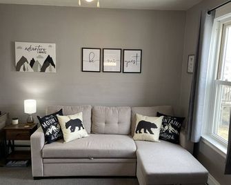 Direct Atv & Snowmobile Trail Access - 베를린 - 거실