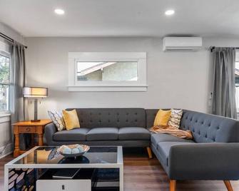 3-Bed Retreat with Spa-Like Bath, Well-Equipped Kitchen, Laundry On-Site, and Reserved Parking. - Alhambra