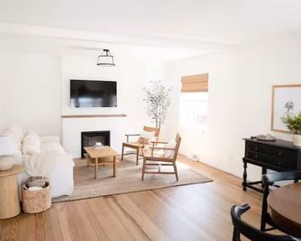 The Packard 10 on North Shore - South Haven - Living room