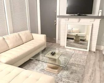 Beautiful 1B/1B in Southwest Atlanta. - East Point - Living room