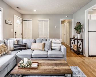 Pet-friendly Broad Ripple cottage on quiet street. - Indianápolis - Sala de estar