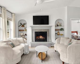 Waterfront Home With Hot Tub, Large Dock, Game Room, Movie Theater - Winona - Living room